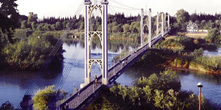 الجسر المعلق في دير الزور