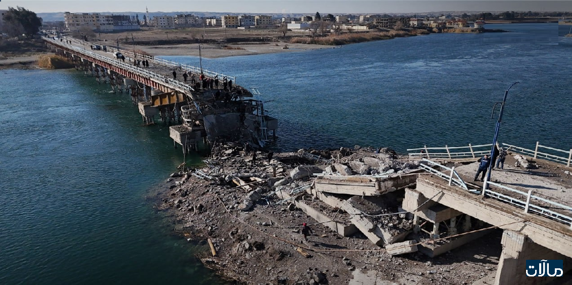 جسر الرشيد على نهر الفرات في مدينة الرقة عقب تفجيره من قوات قسد