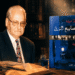 صورة بارزة تجمع غلاف رواية المصابيح الزرق مع صورة الأديب حنا مينة في أجواء مكتبة دافئة ومصباح زيتي.