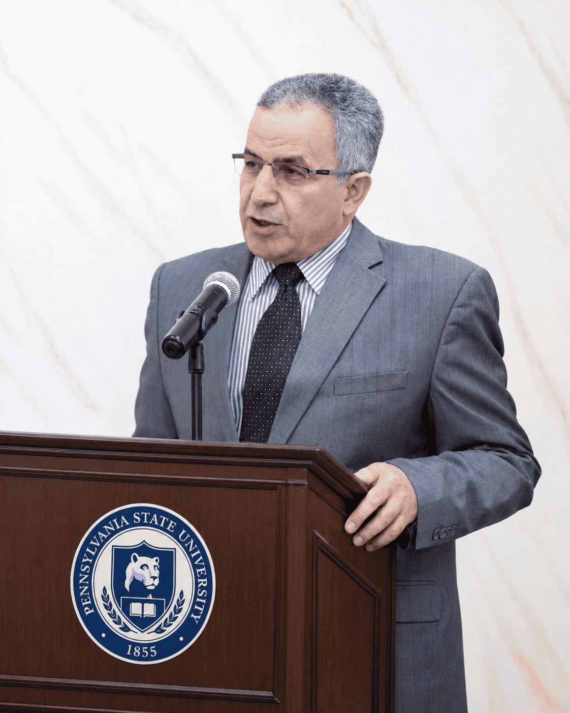 الدكتور موسى الحالول يلقي كلمة من على منبر جامعي في سياق نشر المعرفة والفكر والأدب