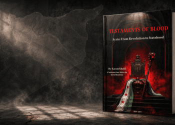 غلاف كتاب Testaments of Blood في مشهد رمزي داكن تتوسطه خارطة سوريا الشفافة، مع قضبان وسلاسل تحيل إلى التعذيب في السجون السورية.