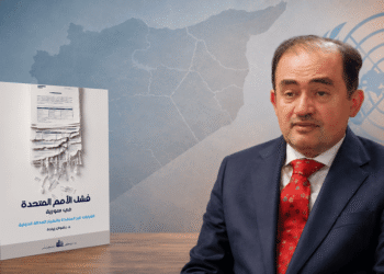 كتاب «فشل الأمم المتحدة في سورية» للدكتور رضوان زيادة إلى جانب صورة الكاتب، وخلفهما خريطة سورية وشعار الأمم المتحدة.