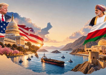 تصميم تحريري فوتوسينمائي يجمع ترامب والسلطان هيثم بن طارق مع خريطتي الولايات المتحدة وعُمان ومعالم واشنطن ومسقط ومضيق هرمز.