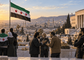 سوريون يناقشون مستقبل الدولة تحت العلم السوري الجديد بعد التحرير