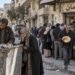 صورة تعبيرية عن احتجاجات السوريين وضيق المعيشة، تُظهر ازدحاماً أمام مخبز وأسرة تبحث عن الطعام في حاوية قمامة.