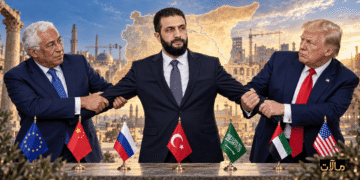 أحمد الشرع في الوسط يتجاذبه ترامب يميناً وأنطونيو كوستا يساراً، وخلفهم خارطة سوريا وأمامهم أعلام دولية.